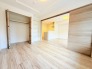 大きな開口部から明るい光が差し込む、日中の室内の明るさがこの部屋の魅力です。
