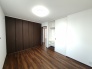 洋室6.3帖：
大容量クローゼット付き！家族の成長と共に増える荷物もスッキリ収納。
