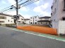 戸建てが立ち並ぶ静かな住宅街。四季折々の移り変わりを感じながら自然と楽しみ、暮らす、そんな毎日を日々の中で感じられる住環境
