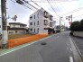 前面道路は広く、駐車がしやすいです。駐車スペース1台分ございます。
