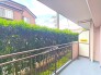 植栽が目線を遮り、プライバシーの保たれた空間になっております。