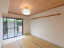 【和室／約６帖】
南東向きにつき陽当たり良好。気持ちの良い朝日が差し込みます。
