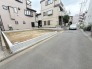 戸建てが立ち並ぶ静かな住宅街。四季折々の移り変わりを感じながら自然と楽しみ、暮らす、そんな毎日を日々の中で感じられる住環境

