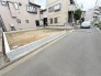 戸建てが立ち並ぶ静かな住宅街。四季折々の移り変わりを感じながら自然と楽しみ、暮らす、そんな毎日を日々の中で感じられる住環境
