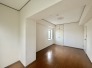 今からここを誰のお部屋にしようか、そんな洋室。大きさは8.4帖です。

