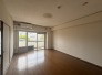家族団欒のリビング。陽光差し込む食卓には家族の会話とスマイルが溢れます。いつまでもここで食卓を囲みたくなる、そう感じさせてくれるスペース。
