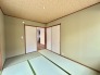 和室があるとやはりどこか心落ち着いてしまいます。客間としてもちょうど良い6帖。
