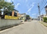 6m幅員の道路に面しておりお車の運転が苦手な方でも安心して出入りいただけます。
