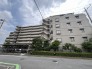 手入れの行き届いた植栽が、外観に程よい彩りを添えています。安心感のある佇まいが魅力です
