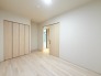 今からここを誰のお部屋にしようか、そんな洋室。大きさは6.1帖です。
