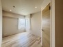 衣類の整理整頓に嬉しいクローゼット付きのお部屋。お子様のお部屋としても便利です。

