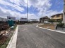 戸建てが立ち並ぶ静かな住宅街。四季折々の移り変わりを感じながら自然と楽しみ、暮らす、そんな毎日を日々の中で感じられる住環境
