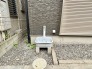 洗車や水まきなどに便利な水栓付きです。