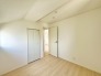 衣類の整理整頓に嬉しいクローゼット付きのお部屋。お子様のお部屋としても便利です。
