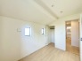 衣類の整理整頓に嬉しいクローゼット付きのお部屋。お子様のお部屋としても便利です。
