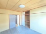【２階和洋室／約６帖】
昔和室だった南西角部屋は、フローリングを敷いて和洋室に変身しました。