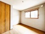 大きな開口部から明るい光が差し込む、日中の室内の明るさがこの部屋の魅力です。
