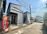 2号棟 戸建てが立ち並ぶ静かな住宅街。四季折々の移り変わりを感じながら自然と楽しみ、暮らす、そんな毎日を日々の中で感じられる住環境
