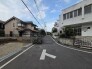1号棟 戸建てが立ち並ぶ静かな住宅街。四季折々の移り変わりを感じながら自然と楽しみ、暮らす、そんな毎日を日々の中で感じられる住環境
