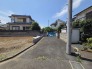 戸建てが立ち並ぶ静かな住宅街。四季折々の移り変わりを感じながら自然と楽しみ、暮らす、そんな毎日を日々の中で感じられる住環境
