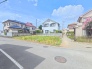 北東側の隣地は通路になっており、建物と建物の空間が空く為、開放感があります。