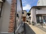 通りから入ったプライベート空間で落ち着いた雰囲気でお住いになる。敷地部分でお子様の遊ぶスペースや駐車スペースに活用できます。

