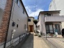 通りから入ったプライベート空間で落ち着いた雰囲気でお住いになる。敷地部分でお子様の遊ぶスペースや駐車スペースに活用できます。
