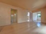 家族団欒のリビング。陽光差し込む食卓には家族の会話とスマイルが溢れます。いつまでもここで食卓を囲みたくなる、そう感じさせてくれるスペース。
