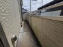 陽ざしが差込む明るいバルコニー。奥行きのあるバルコニーはお洗濯時に助かります。
