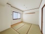 大きな開口部から明るい光が差し込む、日中の室内の明るさがこの部屋の魅力です。
