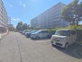 マンションの敷地内に平面駐車場あり！