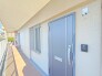 ダブルロック仕様のキレイな玄関ドア。
