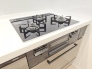 新品のビルトイン型コンロ＆グリル。３口あれば、大きなフライパンを使いながら横でお湯を沸かせます！