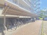敷地内に屋根付きの駐輪場あり。