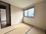 大きな開口部から明るい光が差し込む、日中の室内の明るさがこの部屋の魅力です。
