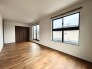 大きな開口部から明るい光が差し込む、日中の室内の明るさがこの部屋の魅力です。
