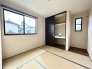 大きな開口部から明るい光が差し込む、日中の室内の明るさがこの部屋の魅力です。
