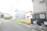 戸建てが立ち並ぶ静かな住宅街。四季折々の移り変わりを感じながら自然と楽しみ、暮らす、そんな毎日を日々の中で感じられる住環境

