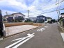 周辺の住宅と調和する穏やかな街並みに位置し、日々の生活を静かに育んでいける落ち着いた環境が整っています

