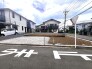 南道路と東道路に面しており日中もたくさんの陽が入ります。風通りや周辺環境など実際に現地にてご確認ください。
