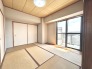 大きな開口部から明るい光が差し込む、日中の室内の明るさがこの部屋の魅力です。
