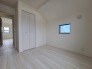 2号棟 衣類の整理整頓に嬉しいクローゼット付きのお部屋。お子様のお部屋としても便利です。
