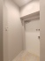 大きな靴棚を配した玄関ホール。