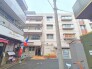 周囲は商業施設が多く、便利な立地です。 10m