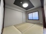 大きな開口部から明るい光が差し込む、日中の室内の明るさがこの部屋の魅力です。
