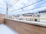 南側のお部屋から出入りできる、奥行きのあるワイドバルコニー。心地よい陽射しと暖かな風を楽しむことが出来ます。
