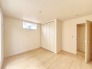 大きな開口部から明るい光が差し込む、日中の室内の明るさがこの部屋の魅力です。
