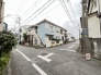 角地に位置し、通りからの視界が広がる開放的な立地。周囲と調和する穏やかな街並みが魅力です
