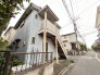 閑静な住宅街に佇む、落ち着いた佇まいの建物。周辺環境と調和した穏やかな日常がここから始まります
