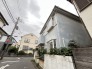 角地に位置し、開放的な広がりを感じる立地。季節の移ろいを感じられる、心穏やかな住環境です
